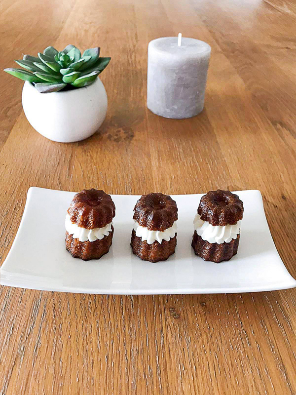 Image illustrative de l'article "Mignardise de Canelés à la chantilly"